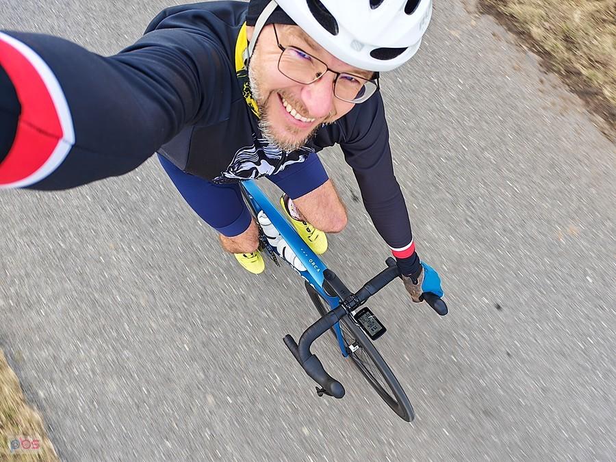 Kolarz robi selfie podczas jazdy na rowerze