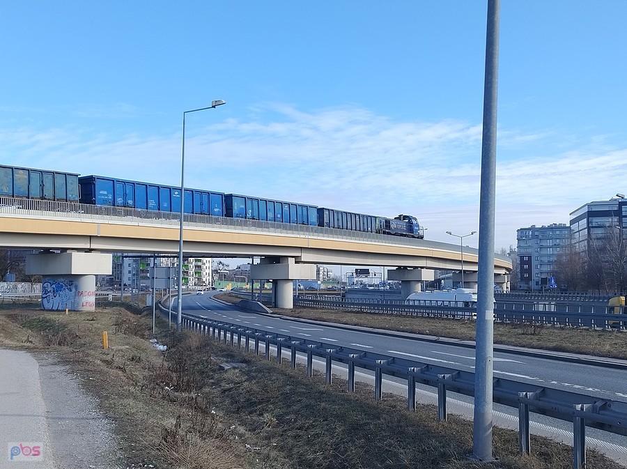 Pociąg na wiadukcie nad S8