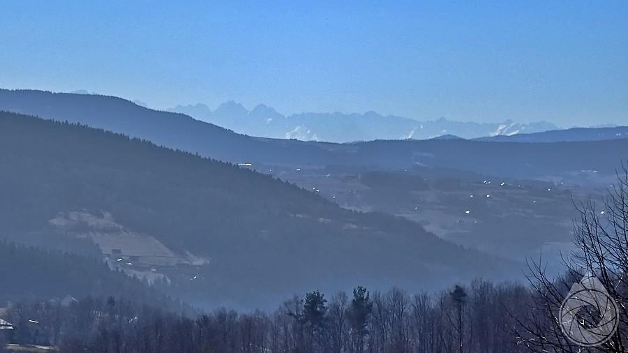Tatry wychylają się zza Beskidu Wyspowego pod Przeł. Widoma