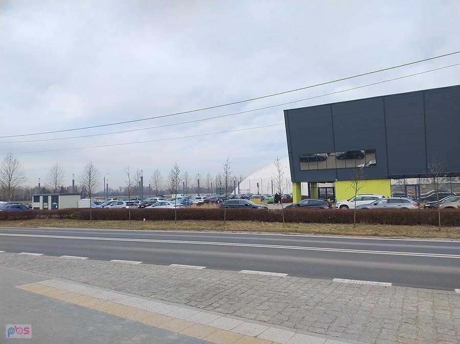 W hali w Kaputach dziś coś jest, bo parkingi pełne