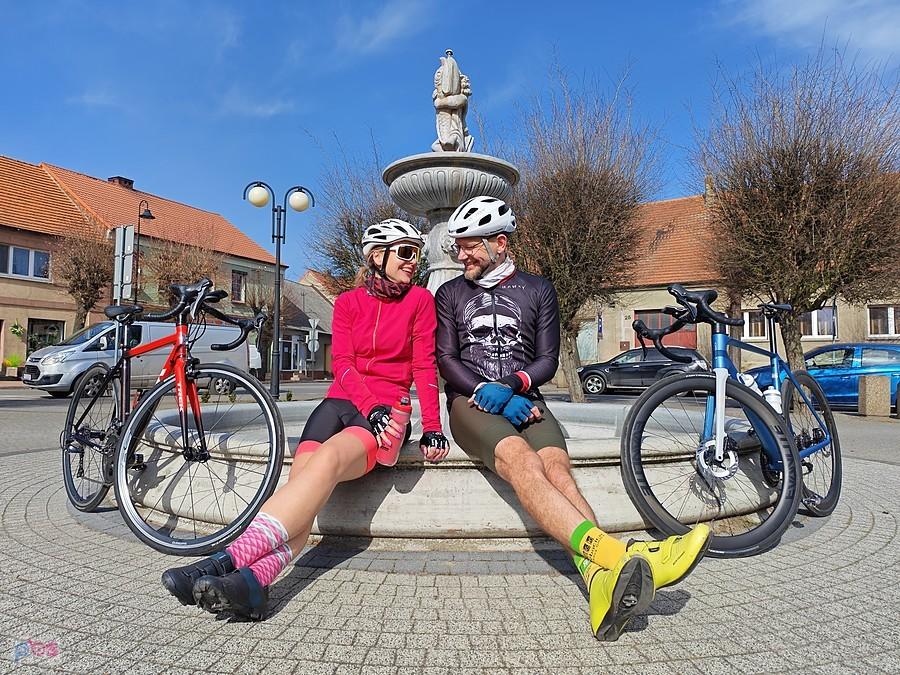 Rowerzyści odpoczywają przy fontannie