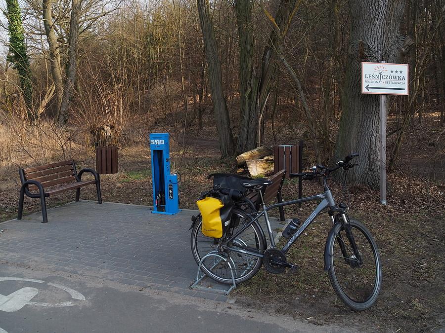 Miejscówka i punkt naprawy rowerów koło Rancha Drzecin