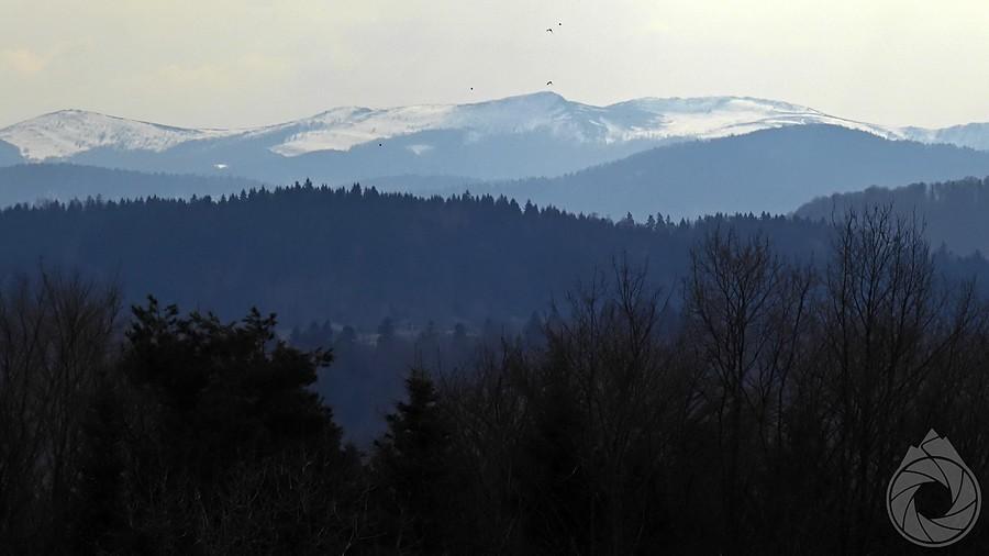 znad Polańczyka widać letko zaśniezone wysokie Bieszczady