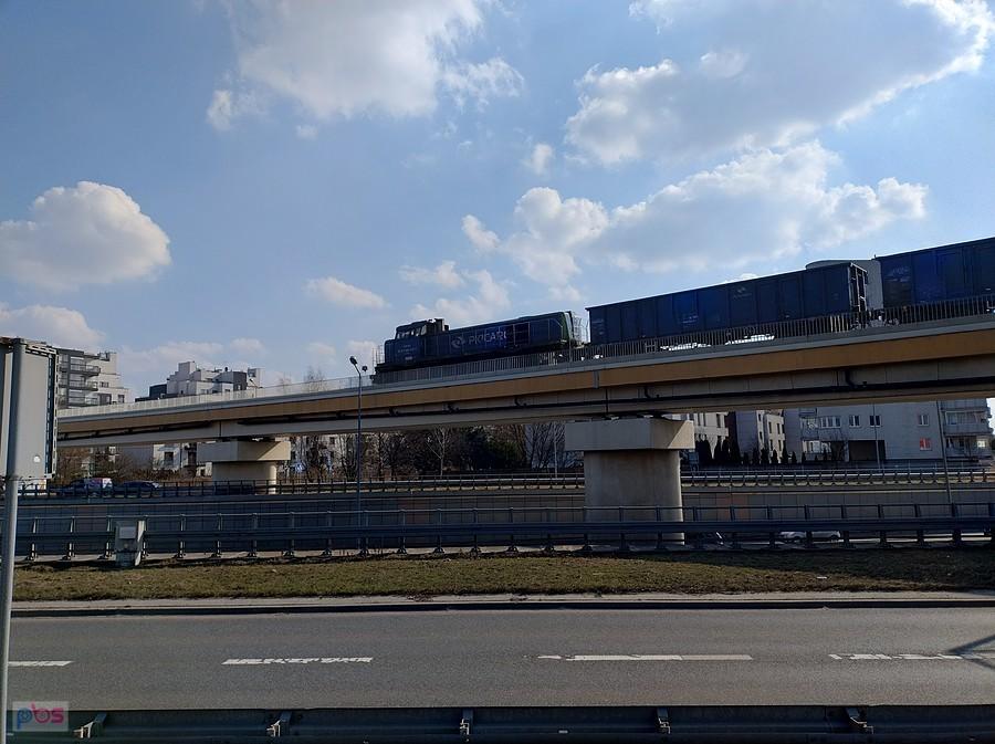 Pociąg na wiadukcie nad S8