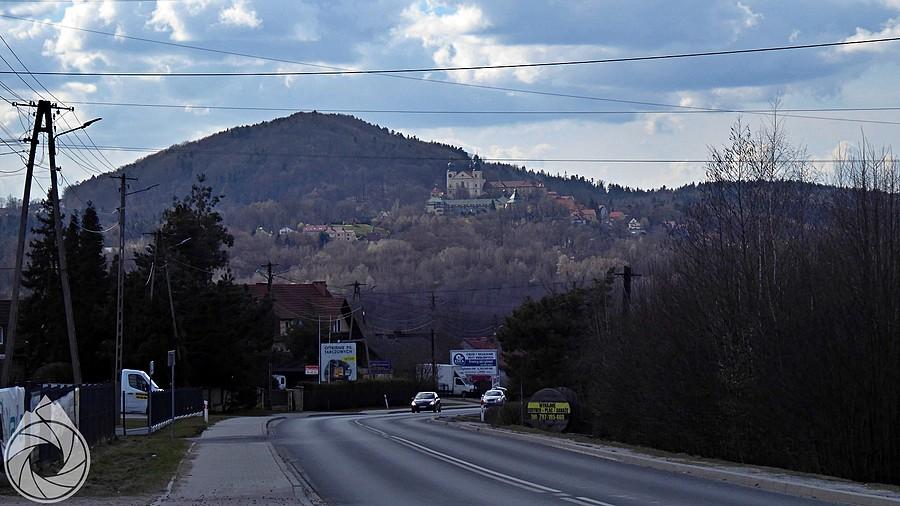 zespół sanktuariów Kalwarii Zebrzydowskiej z drogi krajowej