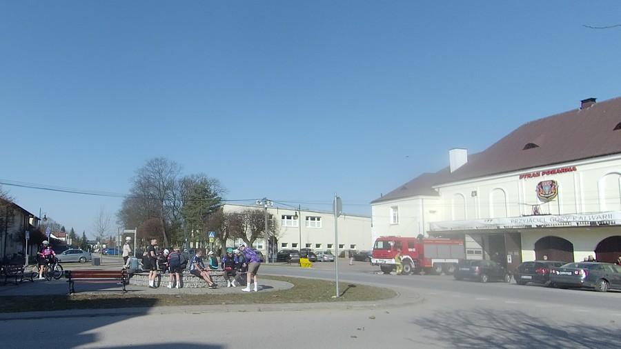 Klienci obsiedli wszystkie okoliczne miejscówki