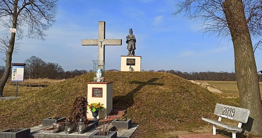 Barokowa kamienna figura św. Jana Nepomucena przed wsią Golkowice