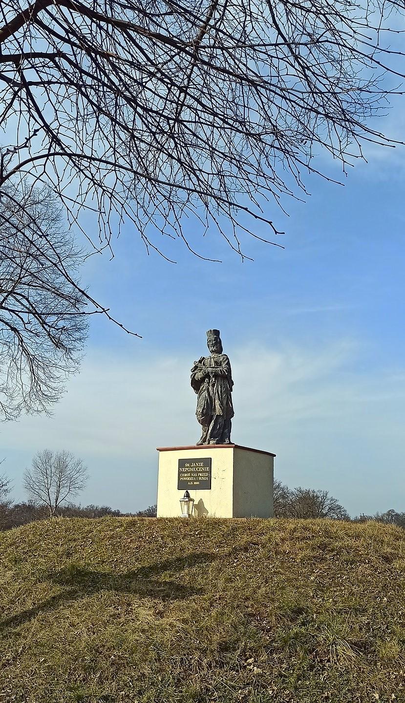 Święty Nepomucen na górce w Golkowicach