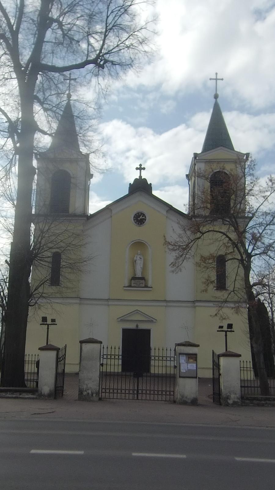 Zegar na kościele w Borzęcinie