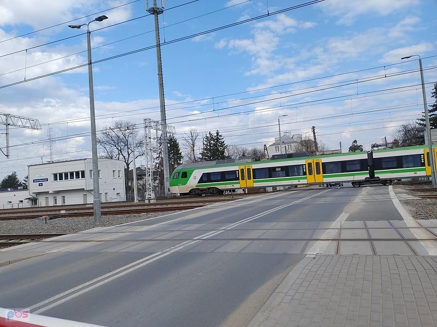 Na przejeździe kolejowym w Ożarowie. Najpierw pociąg z Warszawy
