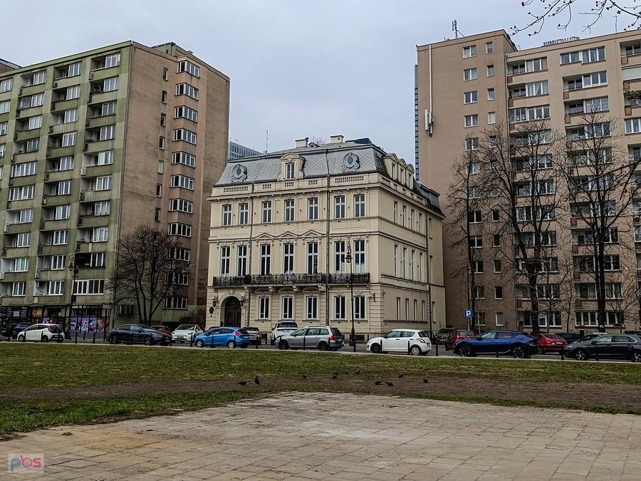 Pałacyk między blokami