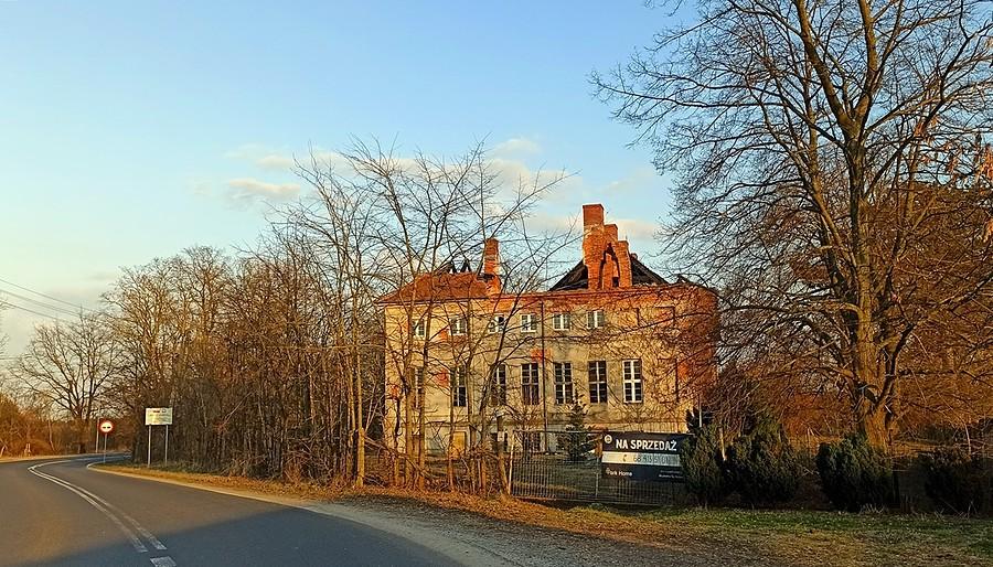Spalony pałac w Sieroszowicach