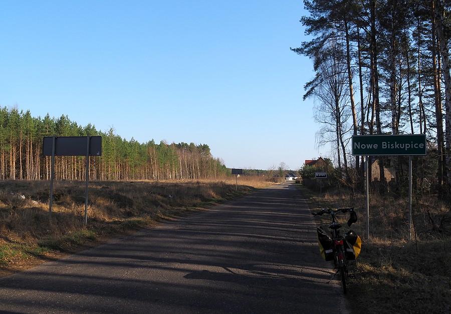 Wjazd do Nowych Biskupic od strony Sułowa