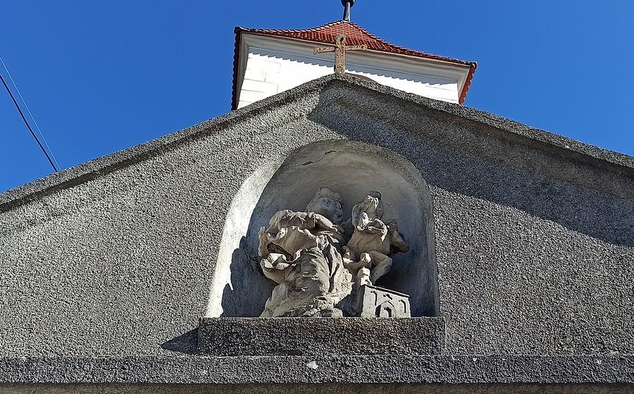 Św. Jadwiga Śląska w bramie kościelnej w Kłobuczynie