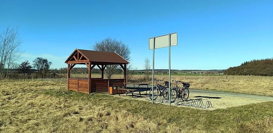 Nowa wiata dla rowerzystów na drodze z Koźlic do Dzikowa