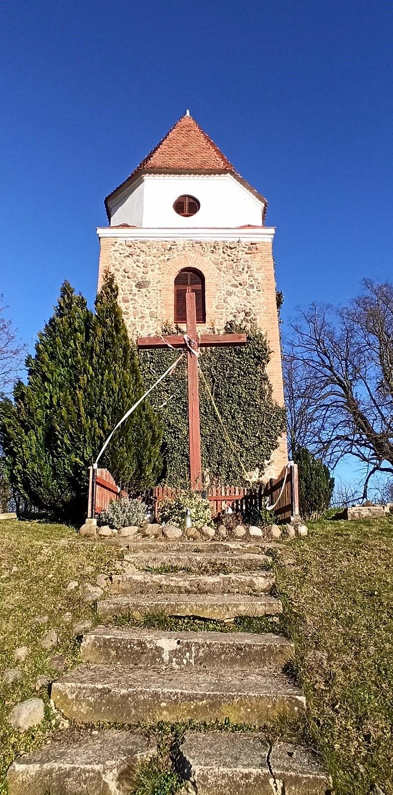 Dzwonnica w Zimnej Brzeźnicy po renowacji