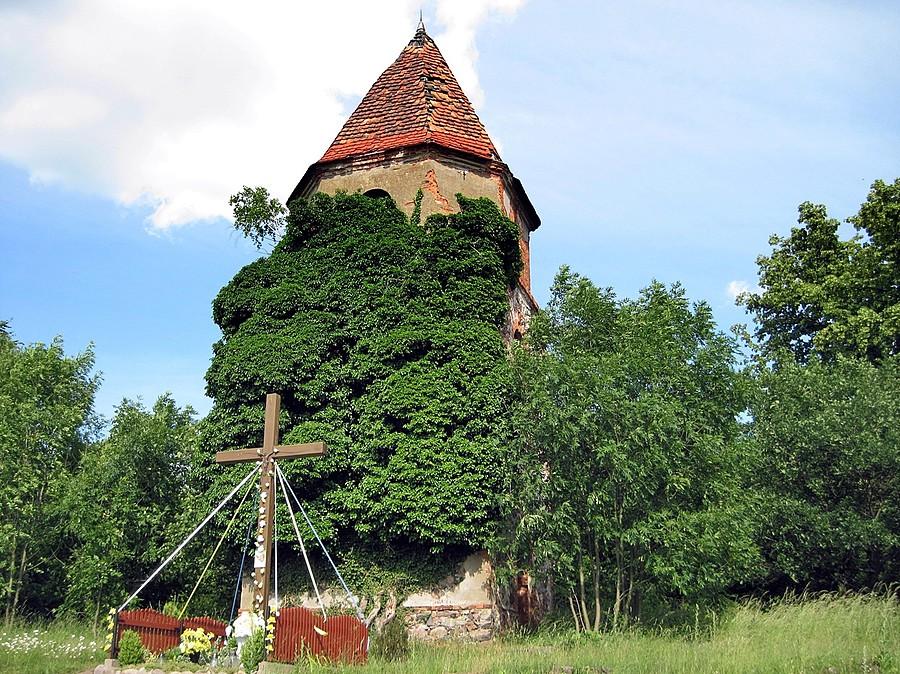 Dzwonnica w Zimnej Brzeźnicy jeszcze przed renowacją