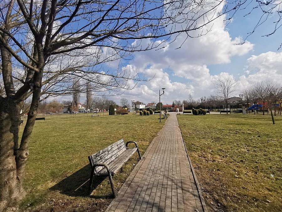 Plac centralny we wsi Kampinos