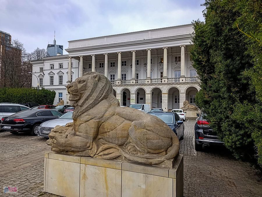Lew przed Pałacem Lubomirskich