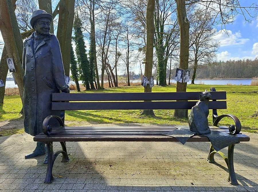 Ławeczka Wisławy i kotka