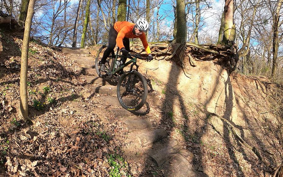 Stromo w dół po belkach, stara szkoła MTB