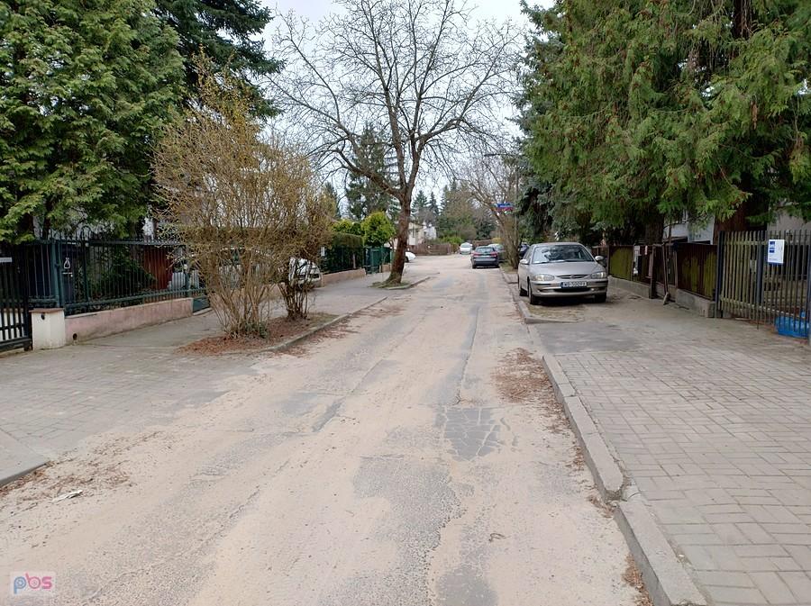 Uliczki na Grotach nadal z zalegającym po zimie słonym piaskiem