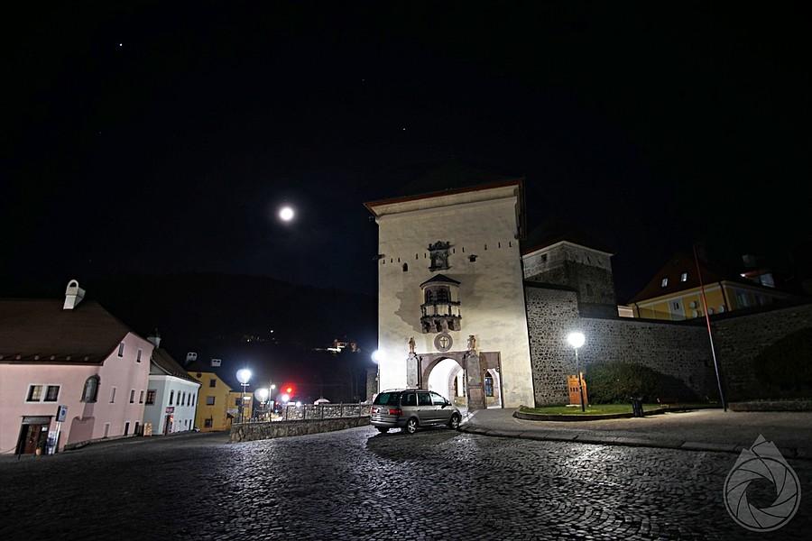 Kremnica - ktoś postanowił zaparkować centralnie przed wejściem ....