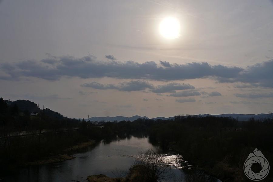 nad Vahem, w tle (chyba) Strážovské vrchy