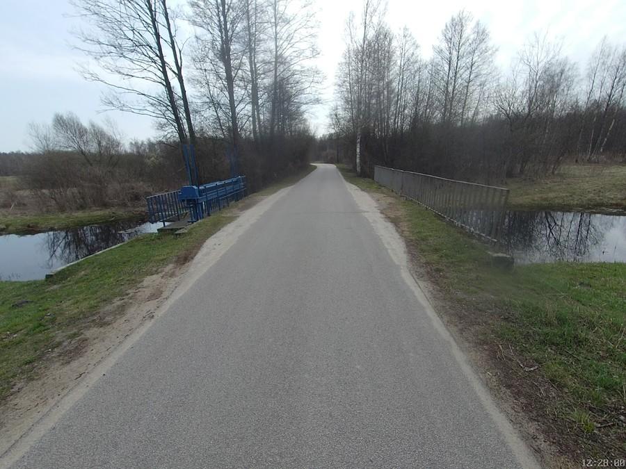Droga i mostek nad Kanałem Łasica