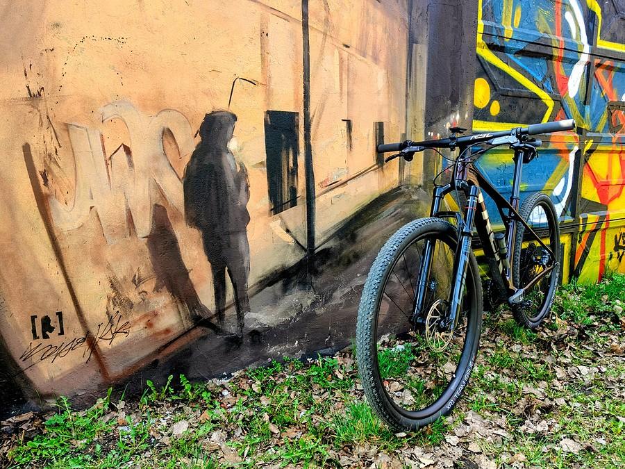 Street Art na ścianie ogrodzenia na Bór.