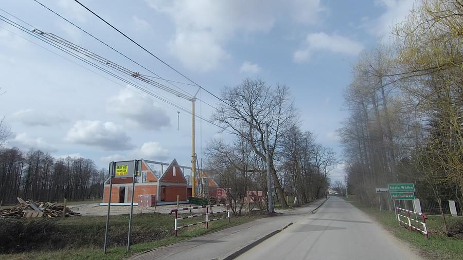 Dźwig na budowie domu jednorodzinnego w Łosiej Wólce