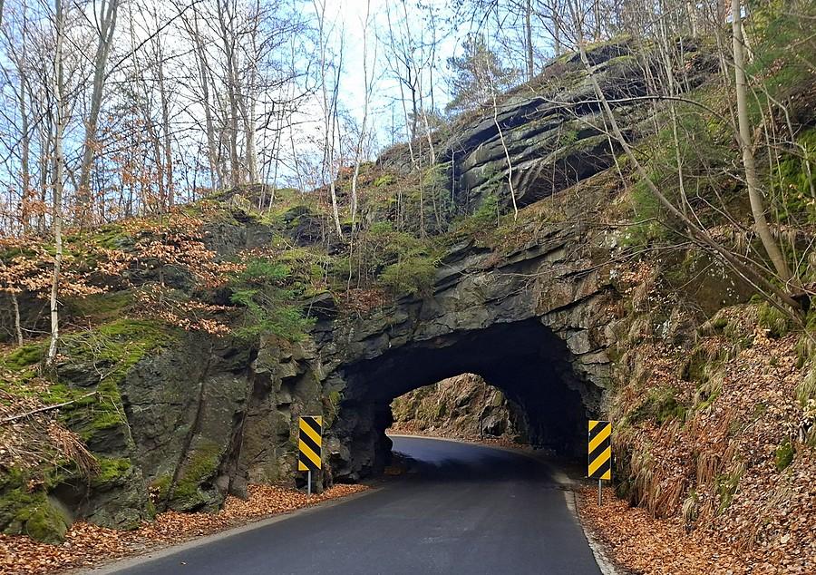 Górski tunel na zjeździe z Michałowic