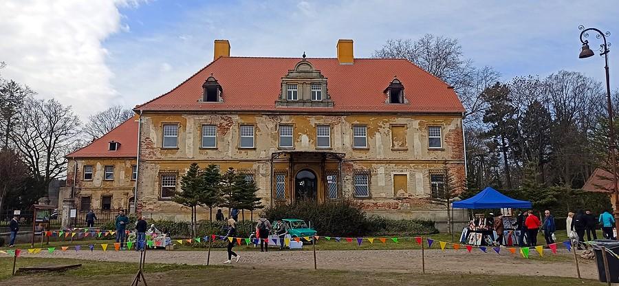 Pałac w Dalkowie podczas targów żywności, rękodzieła i roślin
