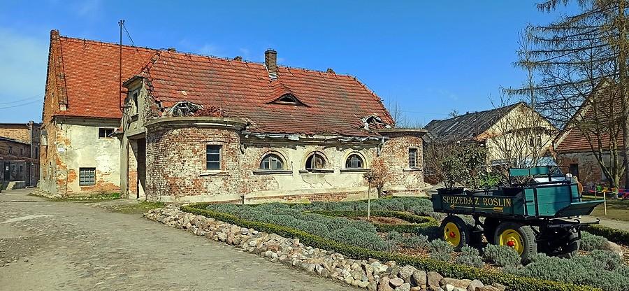 Zabudowania gospodarcze przy pałacu w Dalkowie