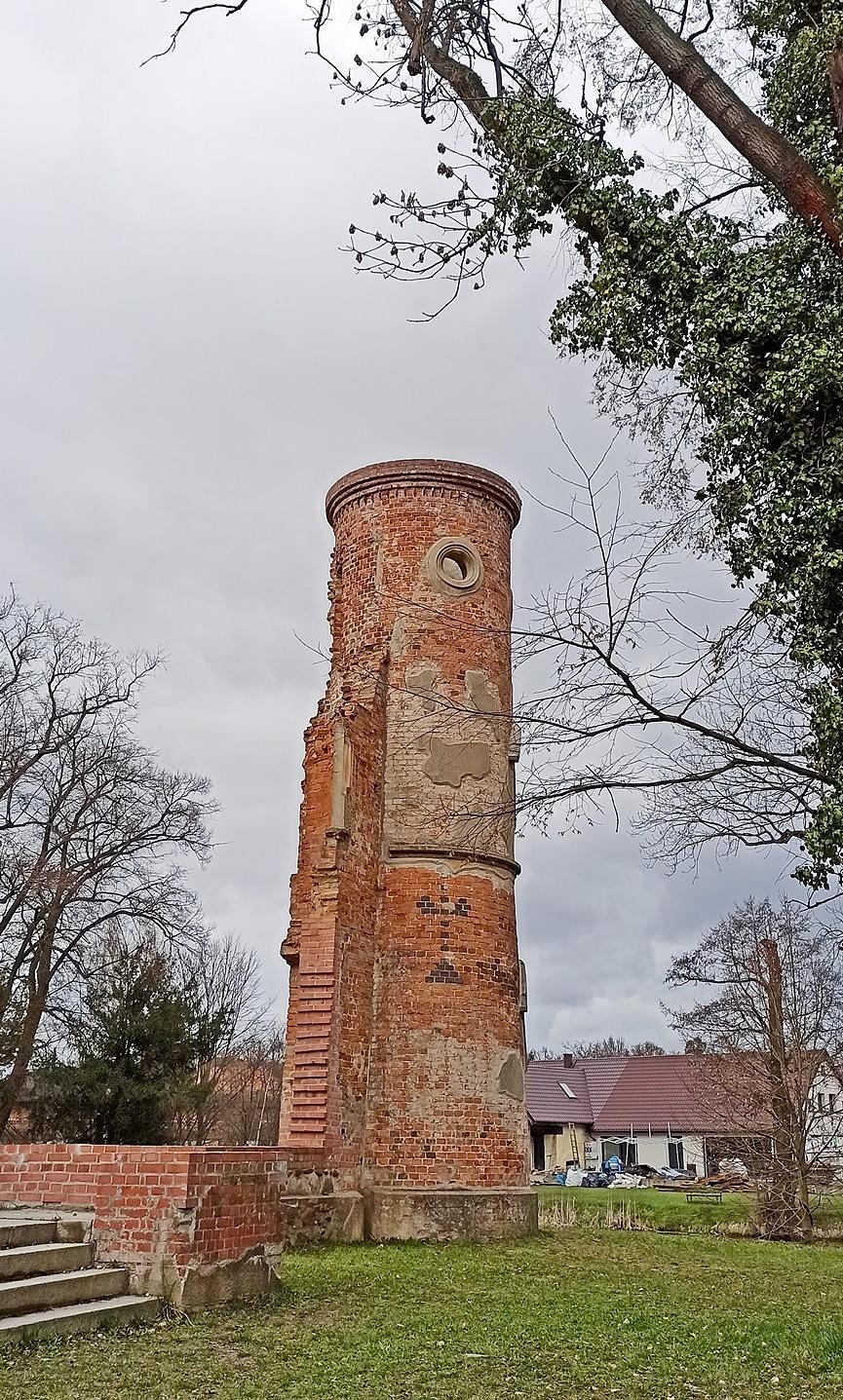 Fragment zrujnowanego pałacu w Jakubowie