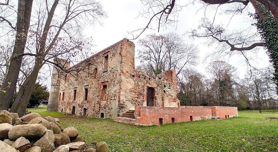 Zabezpieczona ruina pałacu w Jakubowie
