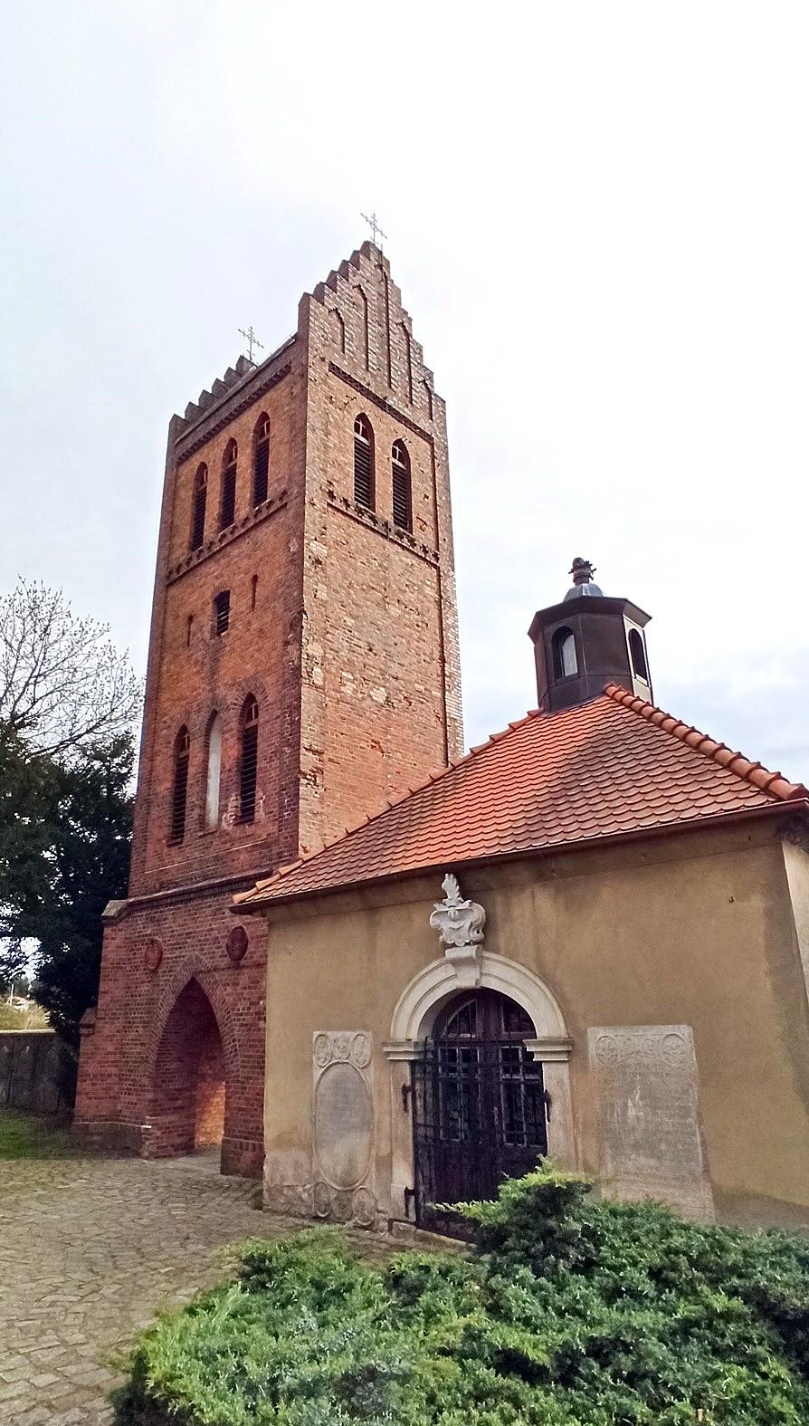 Wieża bramna i dzwonnica przed kościołem św. Jakuba w Jakubowie oraz kaplica grobowa