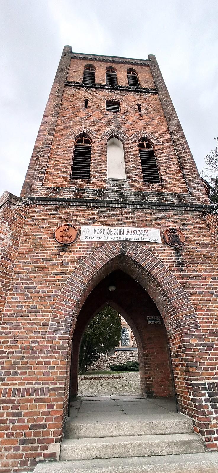 Wieża bramna i dzwonnica przed kościołem św. Jakuba w Jakubowie