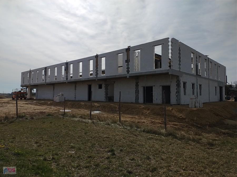 Przy skrzyżowaniu w Umiastowie rośnie budynek. Zobaczymy, co tu będzie