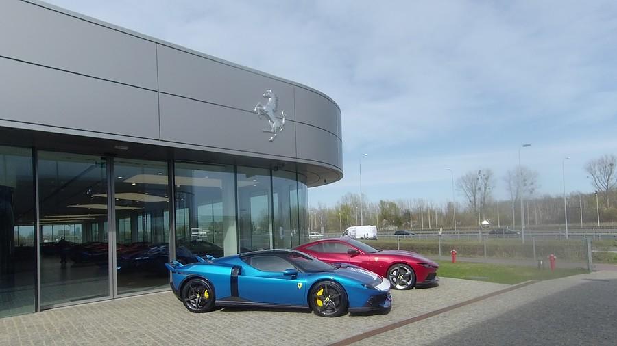 Niebieskie Ferrari?!