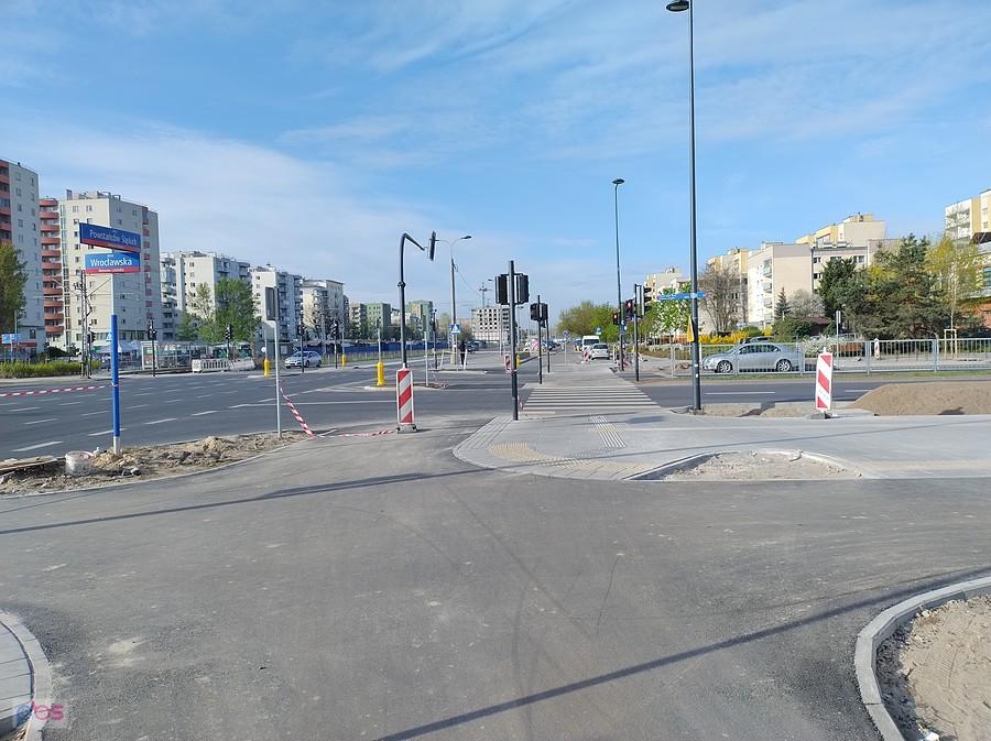 Już wyasfaltowane przejazdy rowerowe przez jezdnie na skrzyżowaniu Powstańców Śląskich i Wrocławskiej