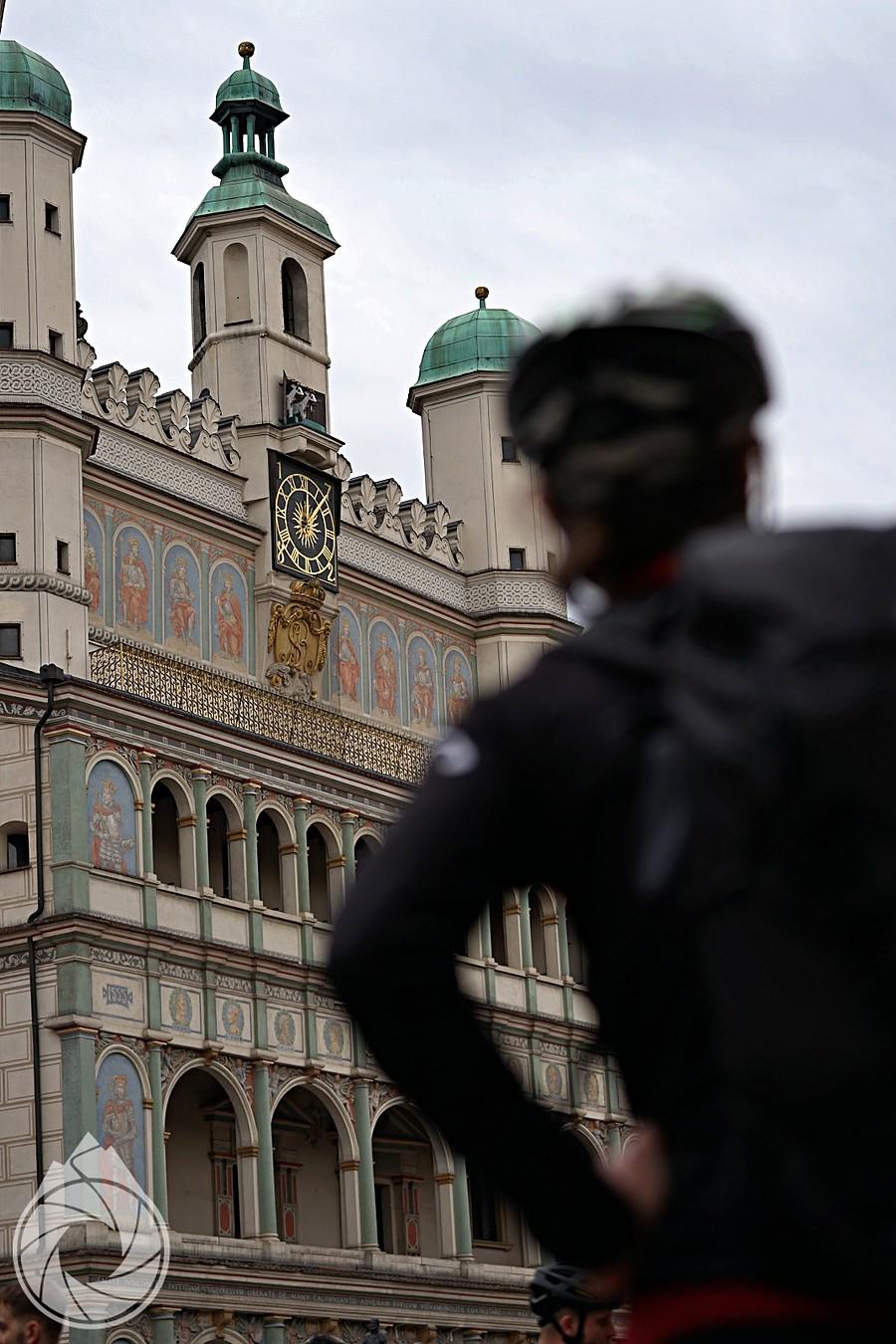 śiakieś zbiorowisko na rynku i ludzie mówią o jakichs koziołkach...?