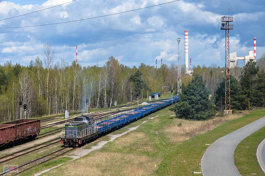 SM42-2564 należąca obecnie do Omniloko wciąga na tor wagowy jedenaście wagonów załadowanych blachą.
