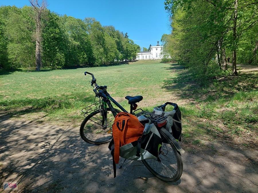 Pałac w Jabłonnie od strony wału Wisły, kadrowałem tak by nie było widać tłumu turystów