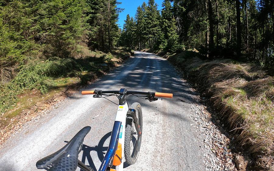 Na podjeżdzie na Pricny Vrch (975m) zaskoczył mnie nówka gładki szuterek