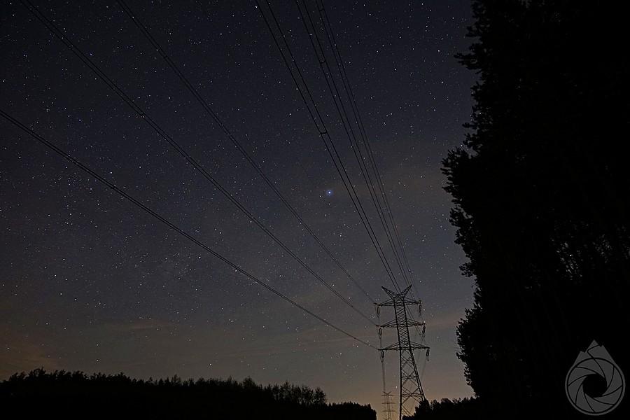 rozgwieżdżenie nad liniami energetycznymi