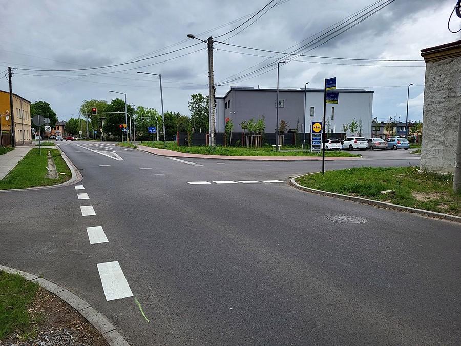 Nowe nic nie znaczące malowanie - ciekawe jak teraz szofery będą jeździć po tym skrzyżowaniu