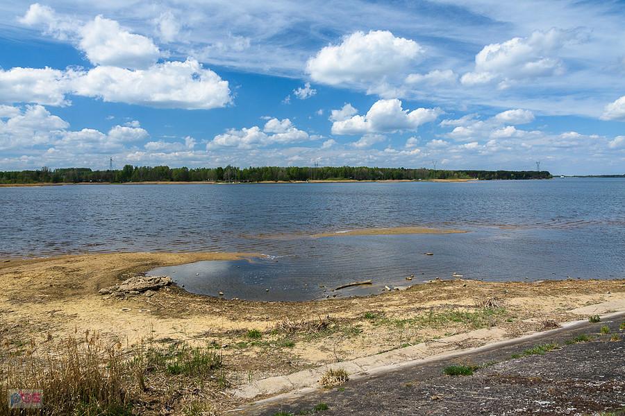 Zbiornik wodny "Poraj" widziany z południowego brzegu w miejscowości Masłońskie