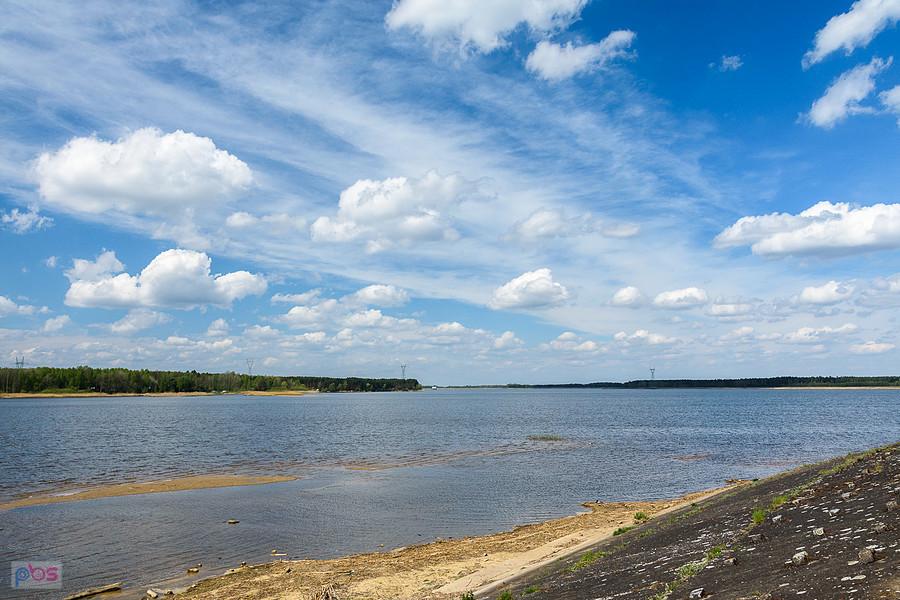 Zbiornik wodny "Poraj" widziany z południowego brzegu w miejscowości Masłońskie