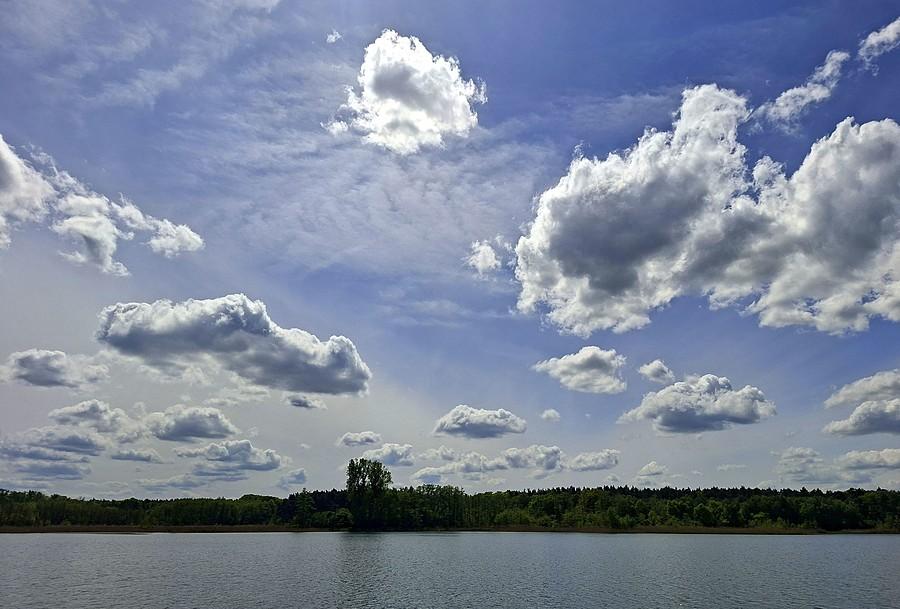 Jezioro Lusowskie pod chmurką